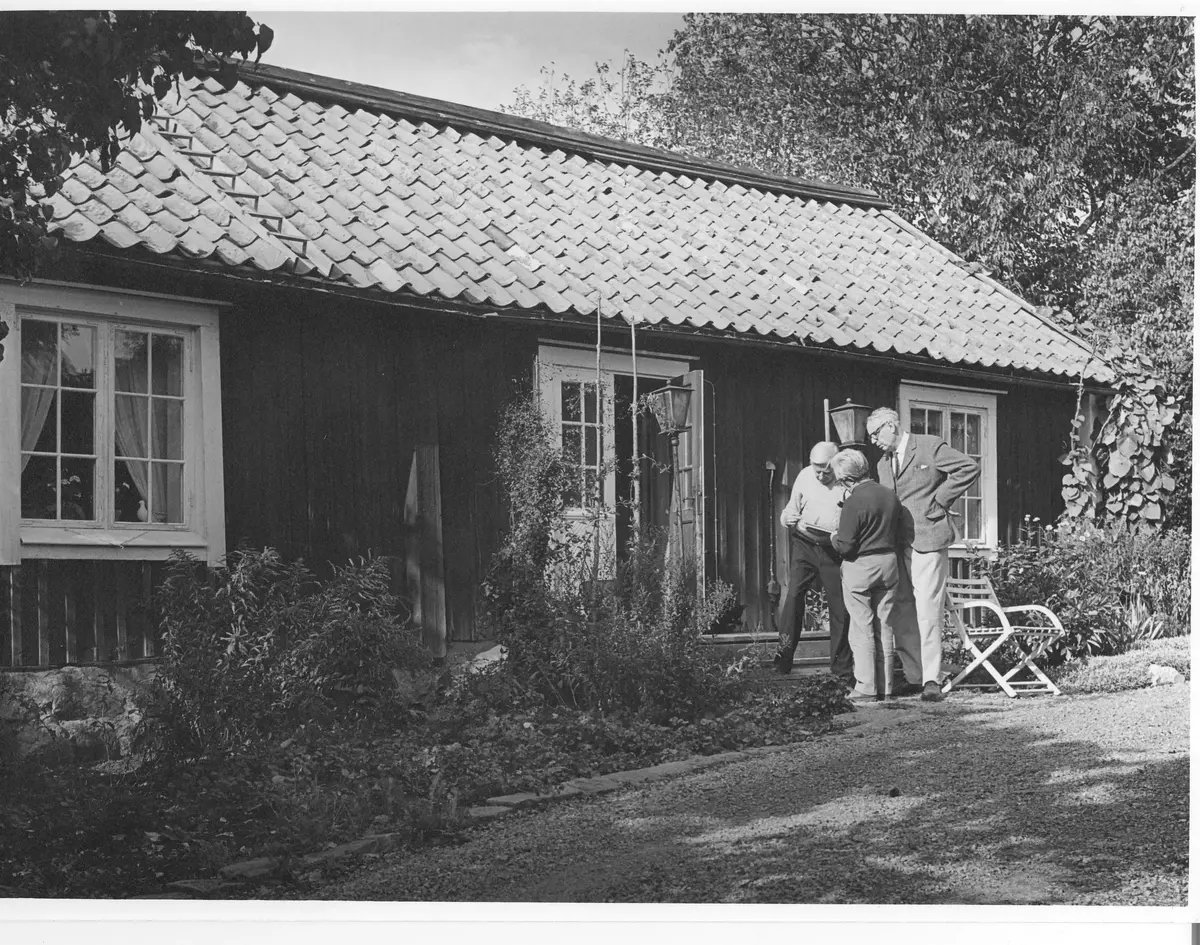 Text på baksidan:

Västra flygeln

Från vänster Caselli (hyresgäst), Erik Johansson (ägare), S.E. Vingedal THF.