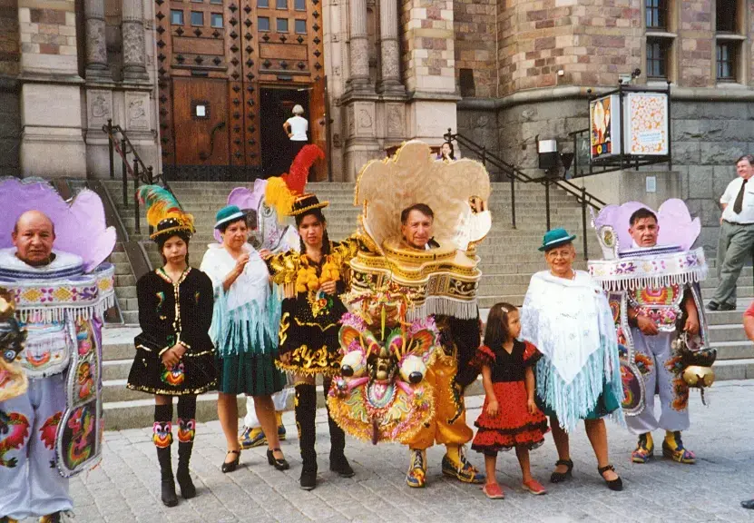 Hembygdsdräktens dag 2002. Bolivianska dansdräkter.