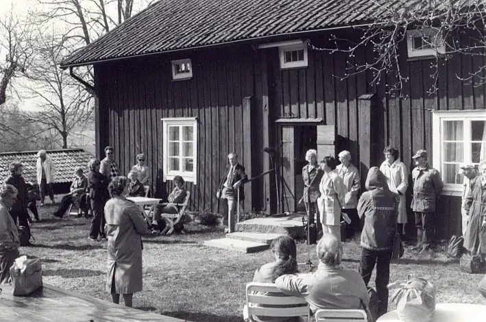 Vårutflykt 1984. Kersti Morger välkomnar vid Tolvmannagården i Rimbo.