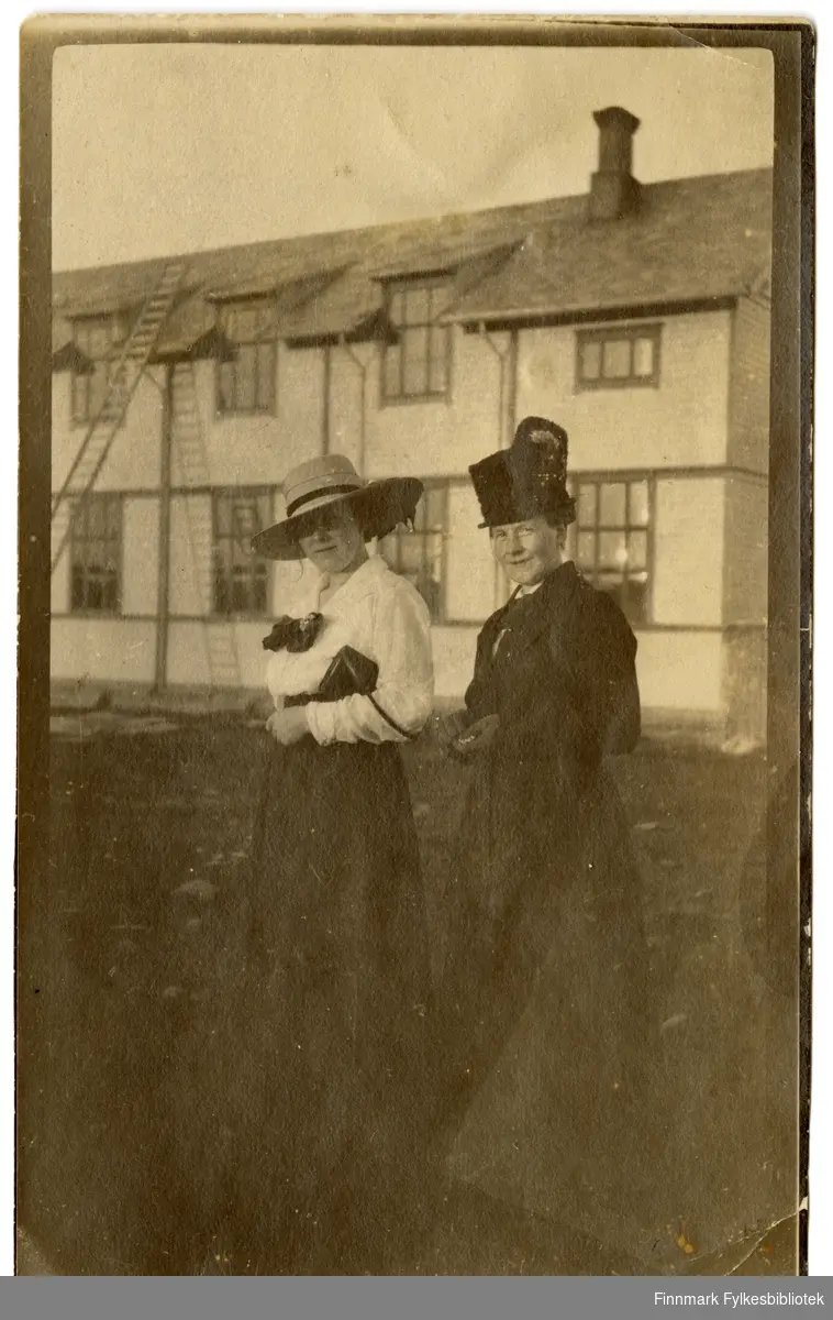 Ester Betten og Lydia Tunstad, Vadsø 1918. Gymnastikk- salen i bakgrunnen.