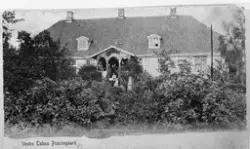 Postkort med hovedbygningen på Vestre Toten prestegård som m
