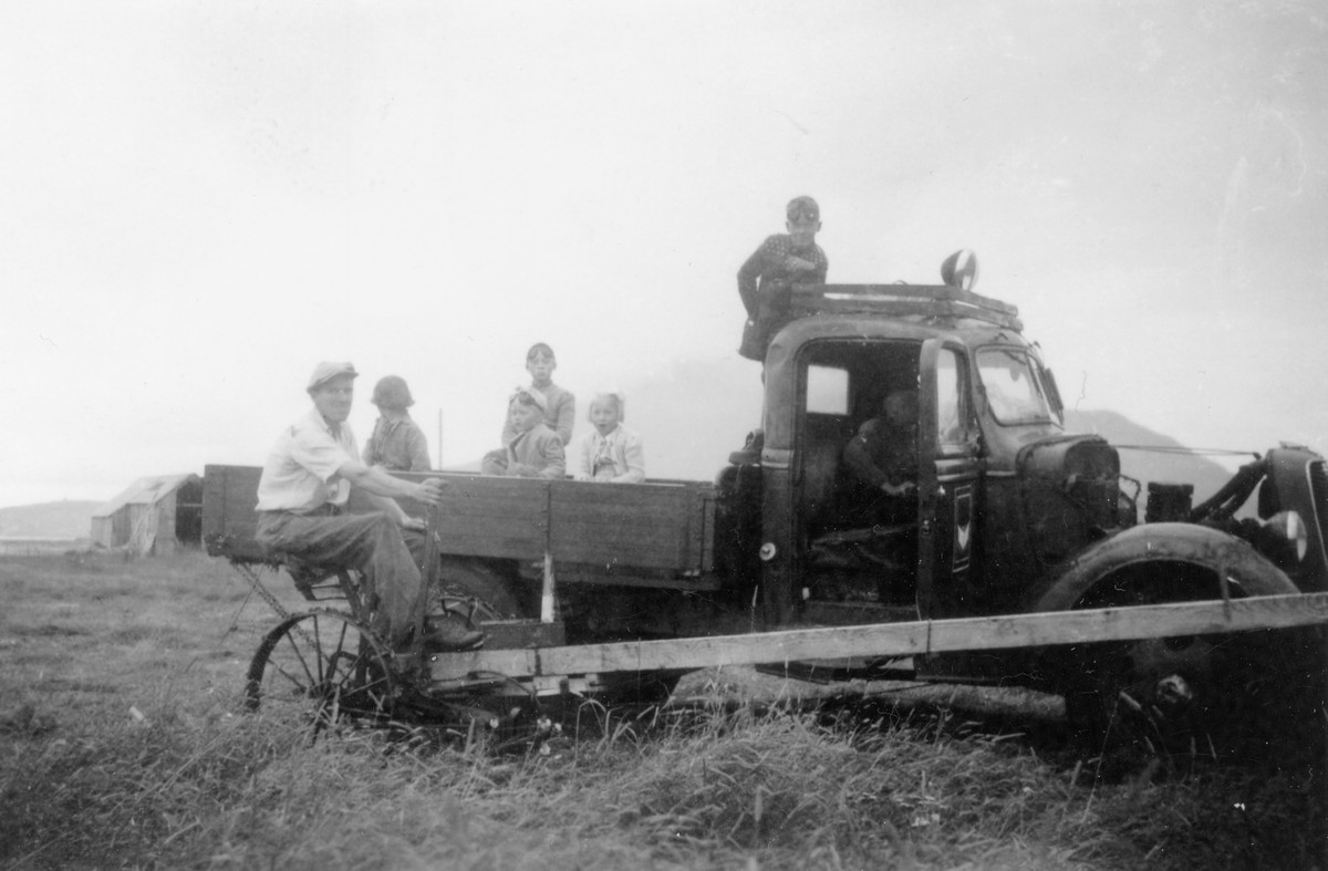Slåing av gress på Skagen, Hadsel. 1945-46. Lastebilen er en Kløckner fra krigen. Tysk etterlatenskap som ble brukt til brøytebil av Olaf Skagen etter krigen.