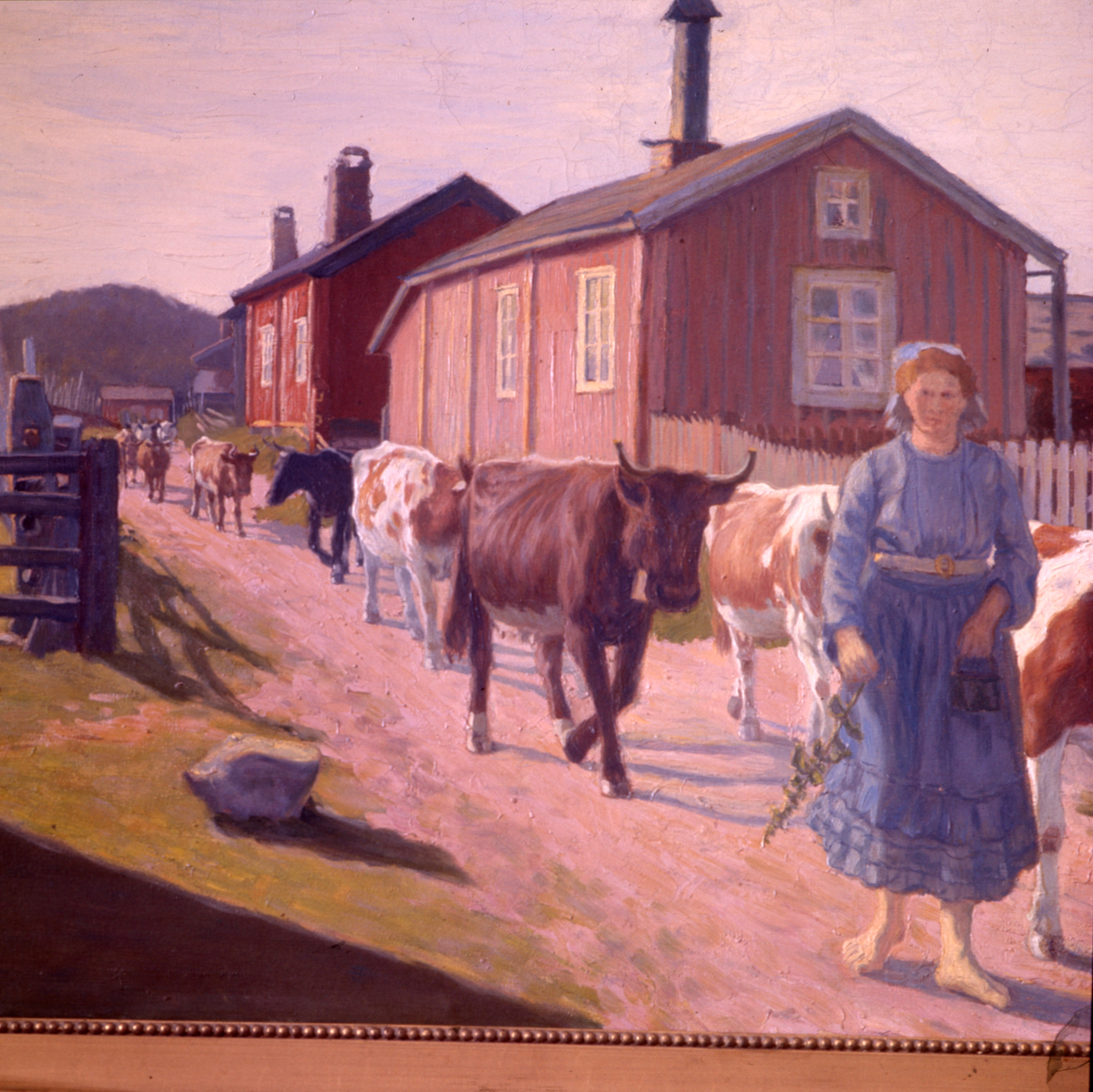 Målning föreställande en kulla drivande kor längs en väg, troligtvis på väg till en fäbodvall.