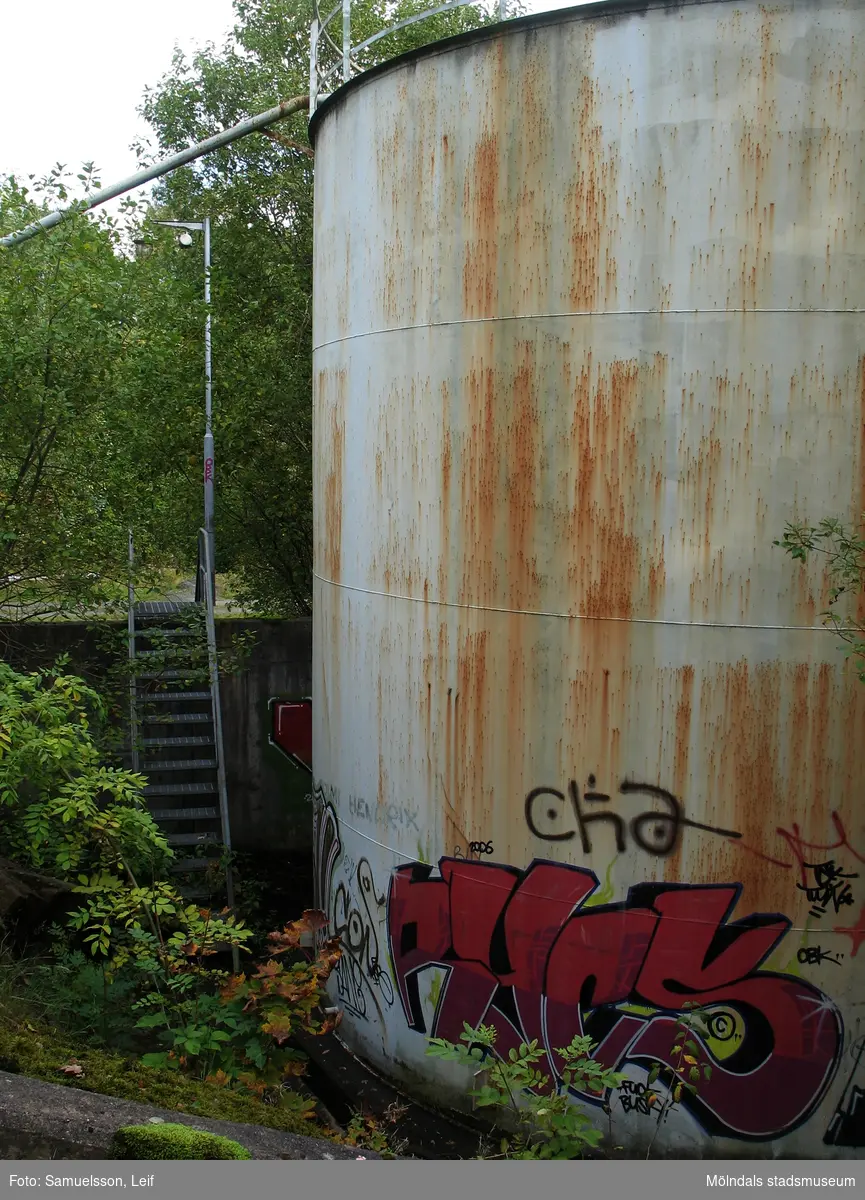 En cistern med lite graffiti vid Soabs industrianläggning i Mölndals Kvarnby, år 2007. Anläggningen användes vid fototillfället av Hexion Speciality Chemicals Sweden AB.