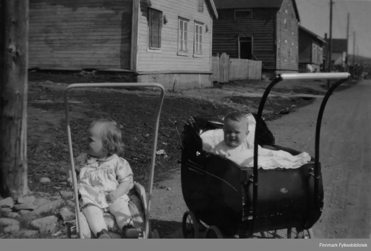 Slettengt. i Vadsø. To barn i barnevogna (Vi vet ikke navn til barna). Året er 1946.