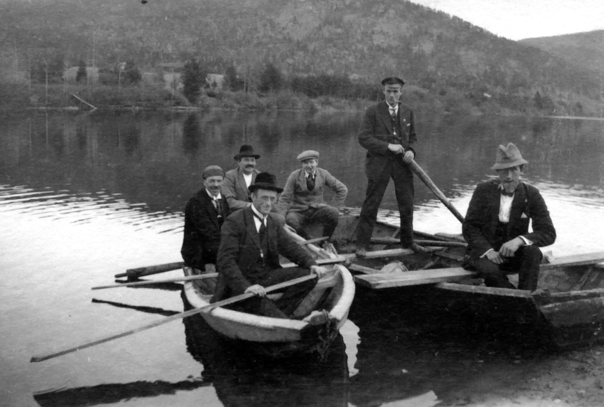 Kan være båtene som ble brukt for å skysse folk og varer over mellom Hvål og Tveiten/Ysteriet i Komnes. Antagelig før brua som sto ferdig 1924.