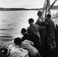 Barn ombord på skoleskøyta på vei til internatet i Repvåg. B