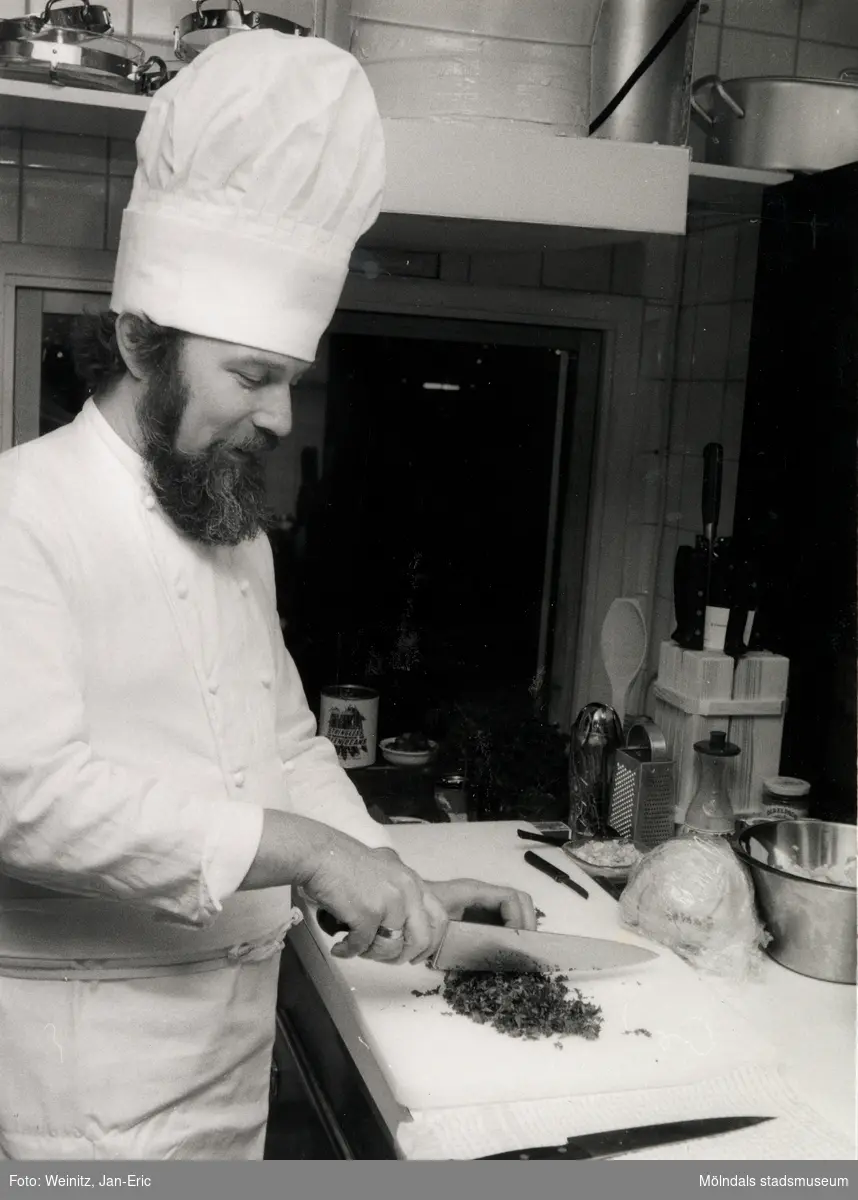 En manlig kock i köket på Moulin Rouge, restaurang och diskotek med adress Kvarnbygatan 1 i Mölndal, okänt årtal.