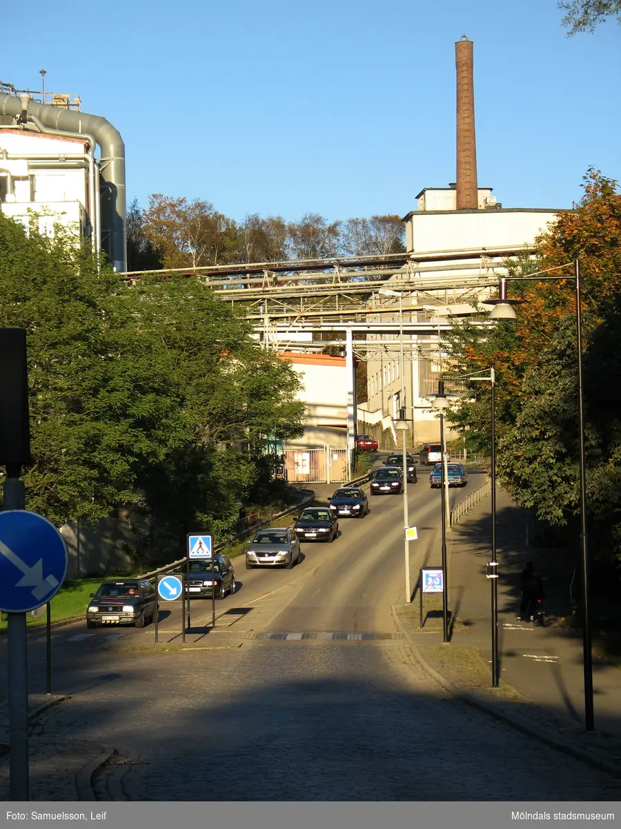 Vy från Kvarnbygatan mot Soabs industrianläggning i Mölndals Kvarnby, år 2007. Vid fototillfället användes anläggningen av Hexion Speciality Chemicals Sweden AB.
