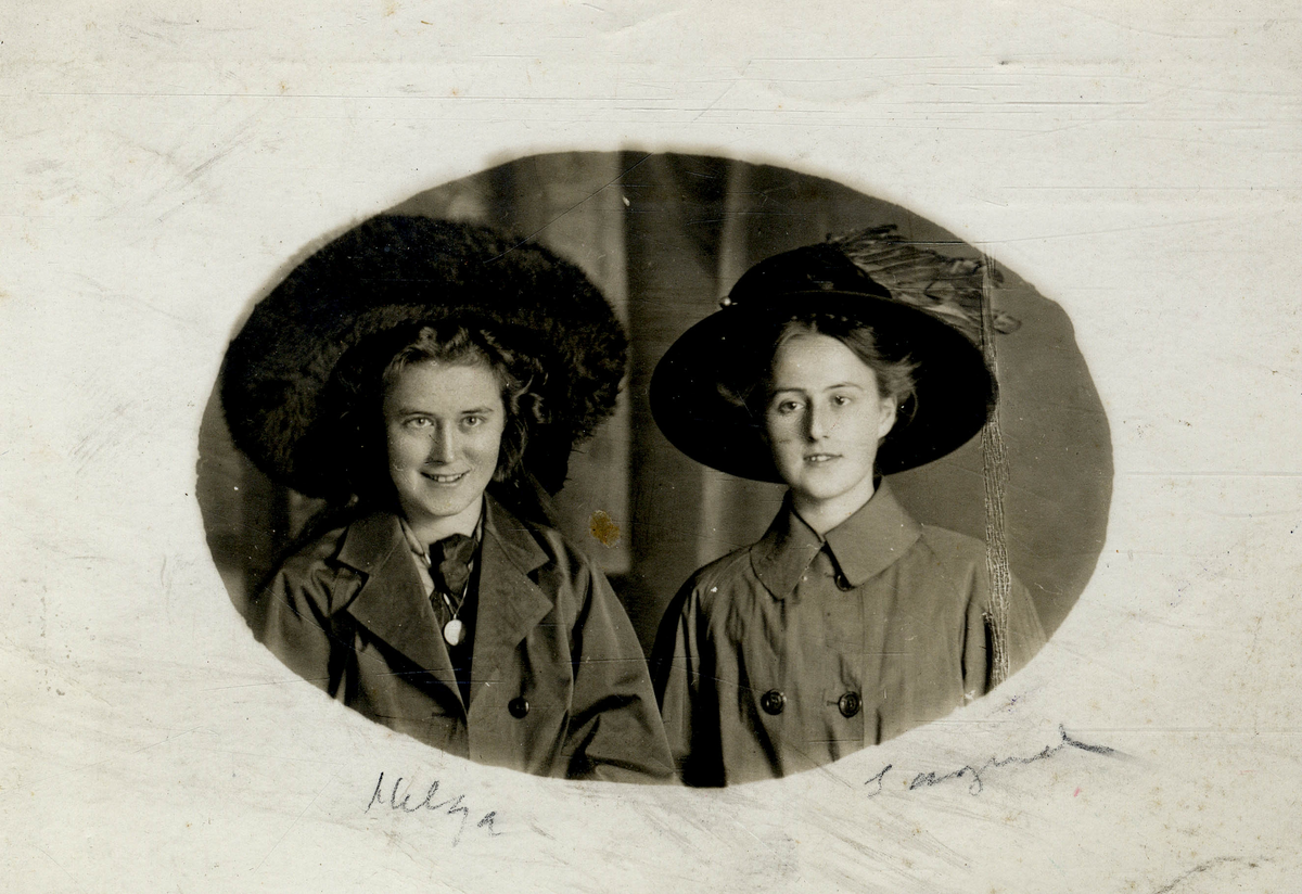 Portrett. To kvinner med store hatter.