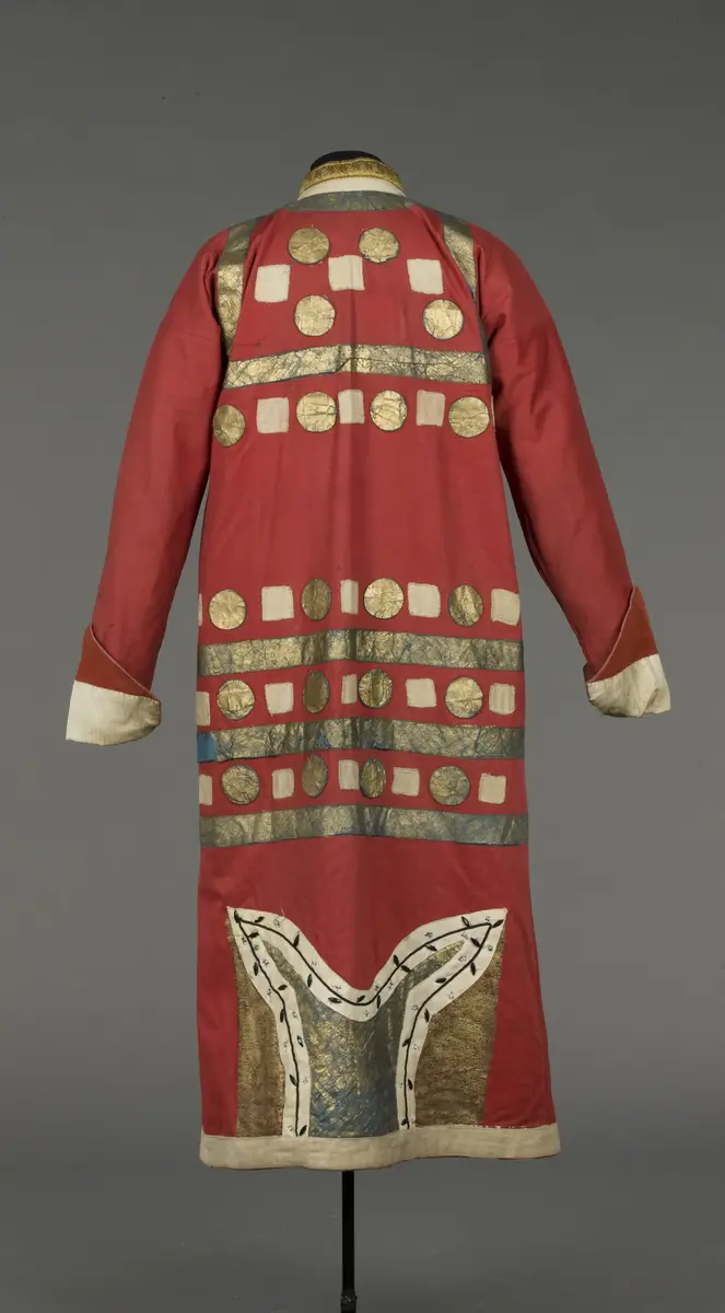 Kaftan använd i uppsättningen ”L’Oiseau de Feu”. Det är inte känt huruvida kostymen hör till uppsättningen 1910 med kostym av  Alexander Golovin, eller uppsättningen 1926 med kostym av Natalia Goncharova.