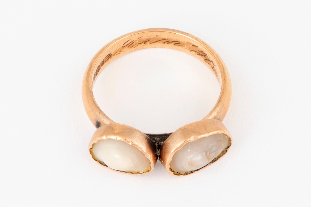 Glatt ring i gull med to store infattede naturperler.