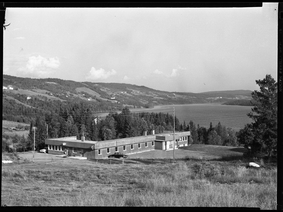 Stavseng Motell ved Steinsetfjorden i Etnedal, 1968.