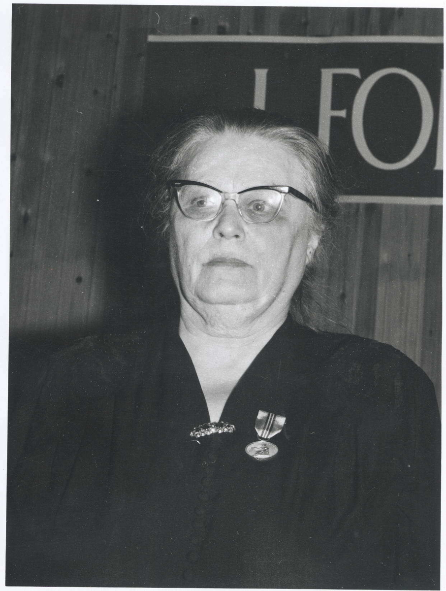 Konstanse Rydningen fikk Norges Vels medalje for lang og tro tjeneste i 1966. Bildet er fra en samling foto samlet inn av Terje Nilssen, og flere av fotoene har tilknytning til Indre Troms Samvirkelag.