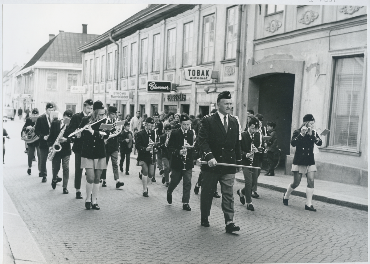 Arboga sf. 
Musicerande ungdomar på marsch utefter Kapellgatan, slutet av 1960-talet.