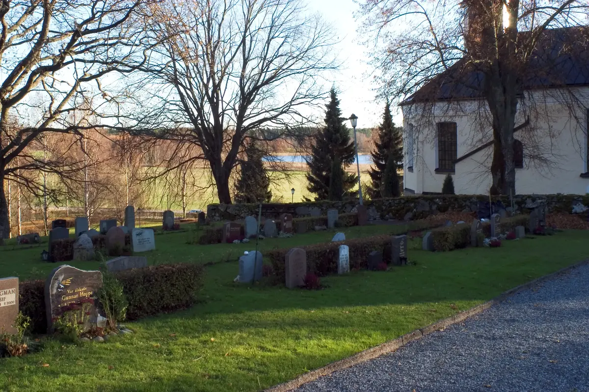 Östra Ryds kyrka; sannolikt uppförd omkring 1430. I förgrunden kyrkogården.