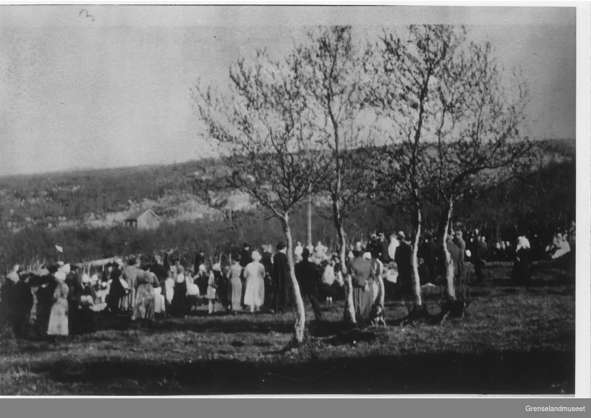Avfotografert er et folkemøte fra arbeiderstanden i Sør-Varanger kommune samlet på Doktorjordet i Kirkenes, den 25. mai 1921
Tekst på baksiden av bildet: "Arbeidersteand på doktorjordet, Kirkenes 25/5 - 1921. E. W."
