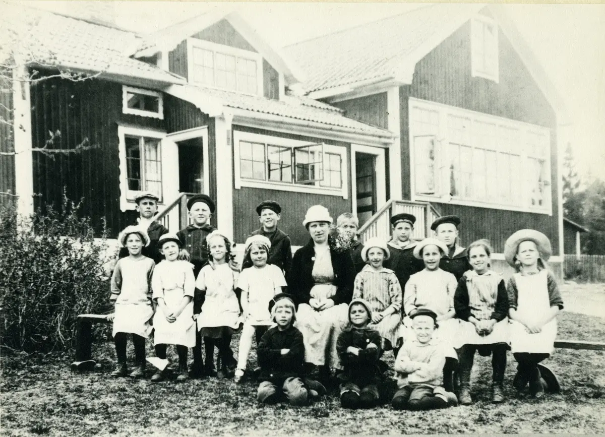 Gruppfoto framför kulla skola