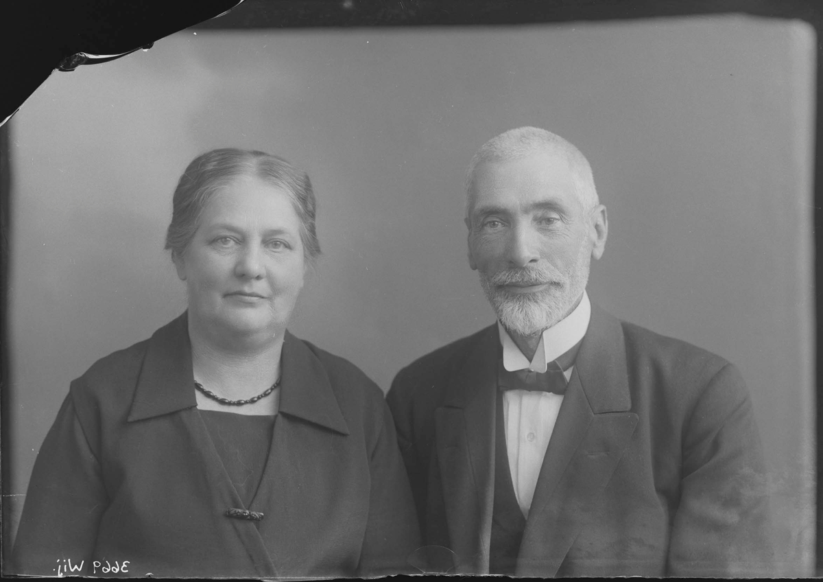 Fotografering beställd av J. A. Sporrong. Föreställer konduktör Johan Alfred Sporrong (1864-1950) och hans hustru Augusta Matilda Bleckert (1867-1941).