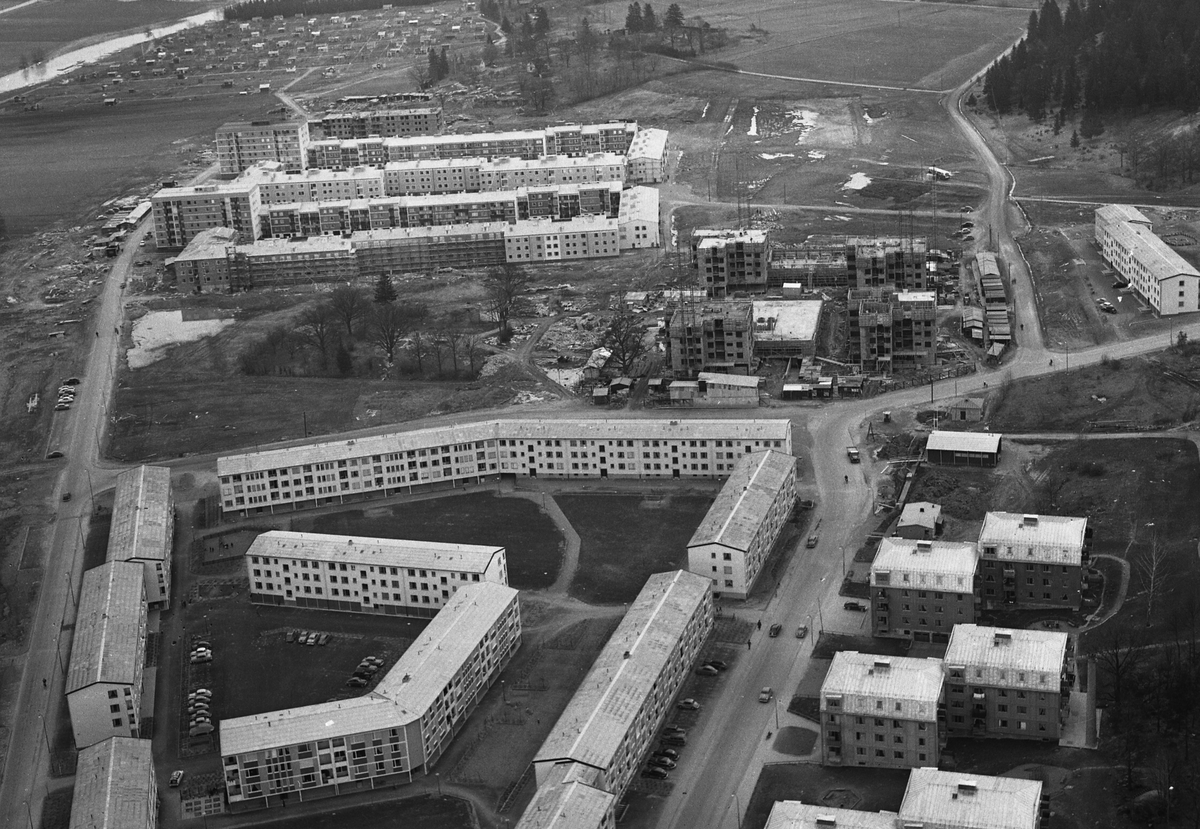 Höghusen vid Johannelunds centraum stod klara våren 1960.
-...

385 bilder om Linköping på 1950-talet från tidningen Östgötens arkiv. Framtidstro och optimism är ord som sammanfattar Linköping på femtiotalet. Årtiondet innebar satsningar för att förbättra linköpingsbornas livsvillkor. Bostadsfrågan och trafiklösningarna dominerade den lokalpolitiska agendan.
Bilderna digitaliserades år 2013.