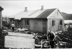 Et "halv-permanent lemmehus" ble satt opp på branntomta 1947