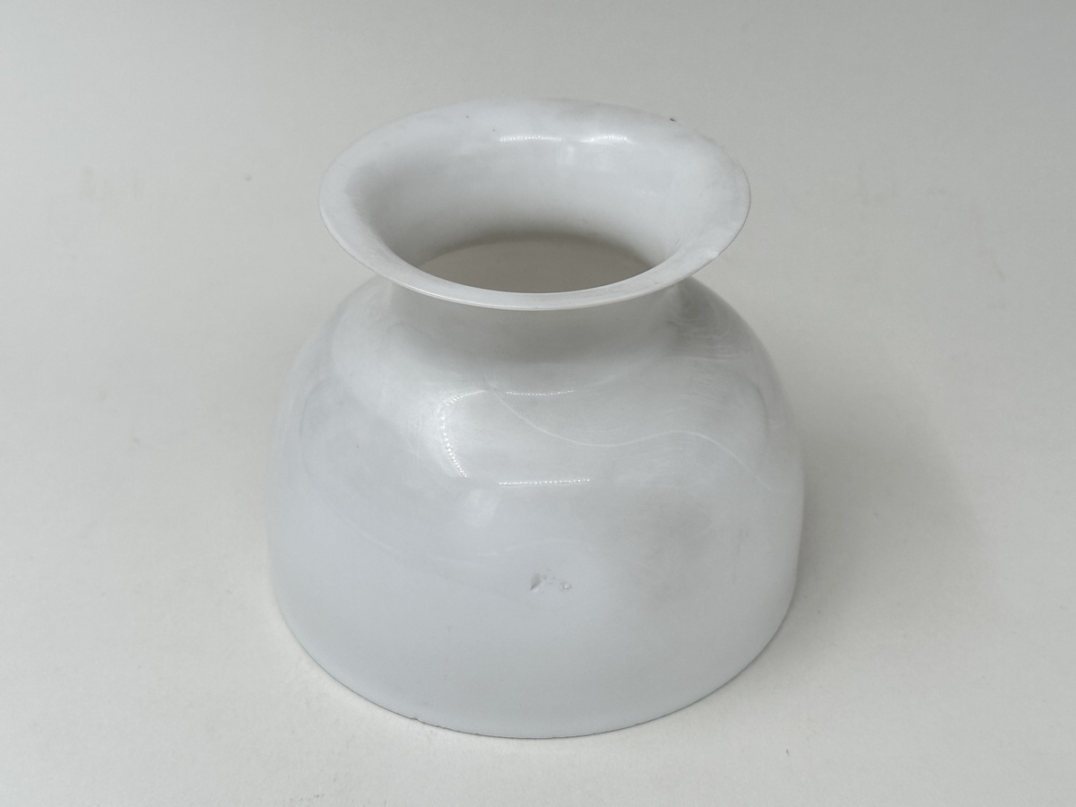 Kupa till rovoljelampa. Av vitt, slätt opalglas med midja och en liten produktionsdefekt i form av två inbuktningar mitt på kupan. 