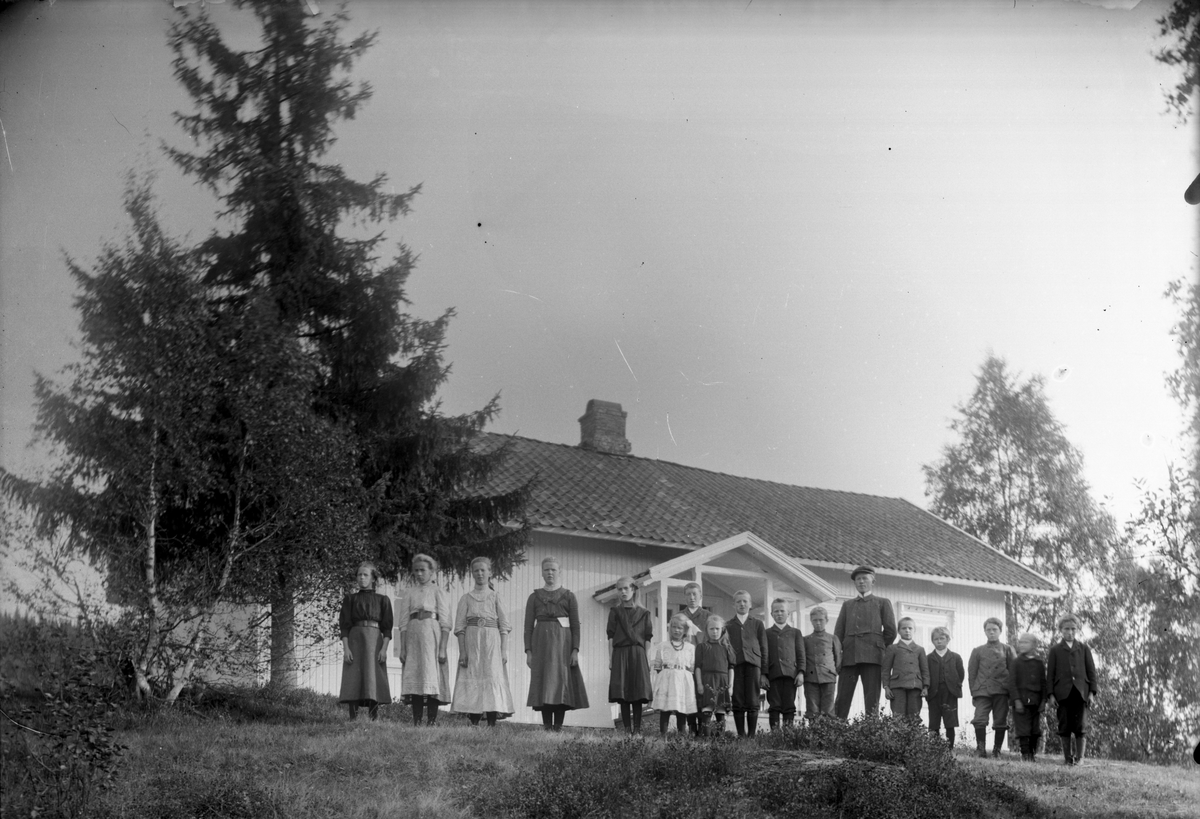Gruppeportrett av elever og lærere utenfor Grorud skole ca 1915.

Fotosamling etter fotograf og skogsarbeider Ole Romsdalen (f. 23.02.1893).