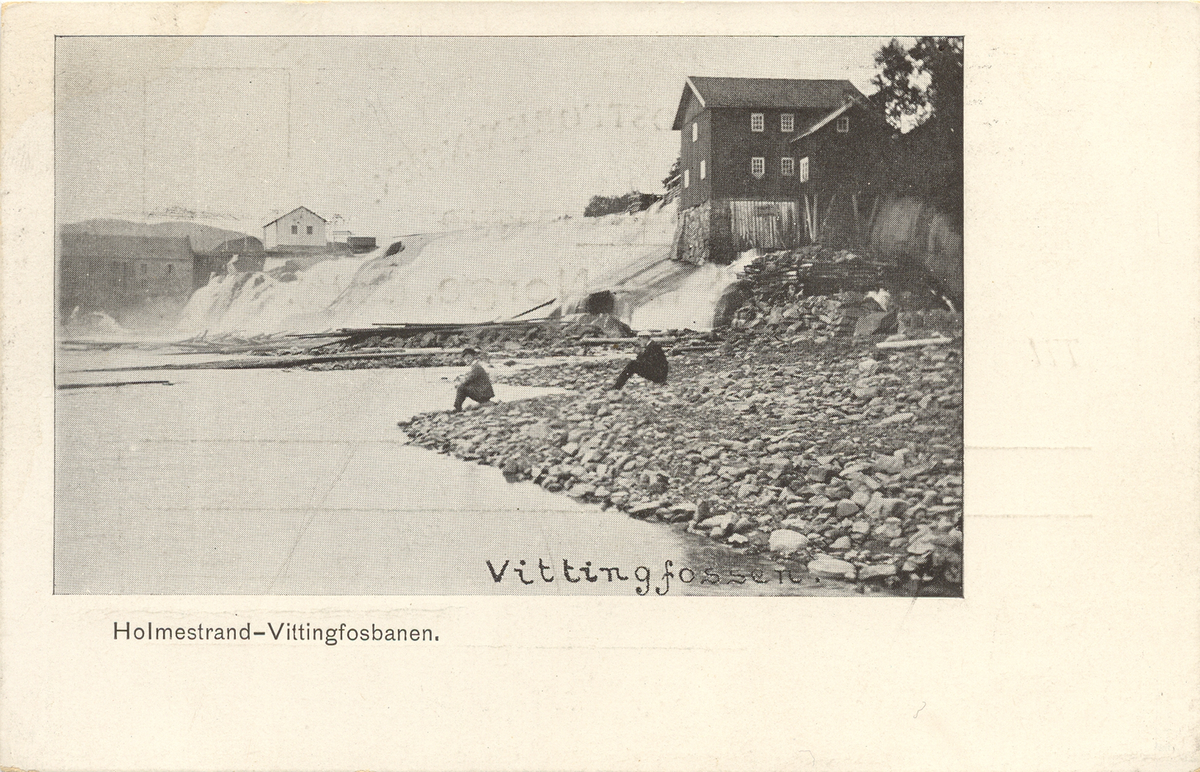 Gammelt postkort fra Hvittingfossen med Foss Søndre mølle.
Selve fotografiet må være tatt rundt 1900, før Edv. Loyd Ltd. utvidet fabrikken.
Holmestrand-Vittingfossbanen åpnet i 1902.