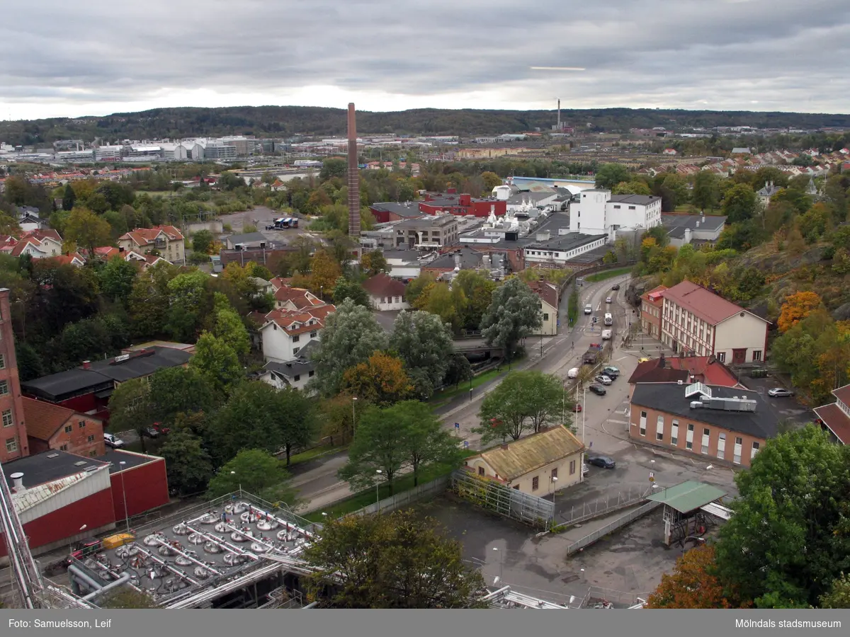 Utsikt över Mölndal från byggnad vid Soabs industrianläggning i Mölndals Kvarnby, år 2007. Närmast ses Gamla torget samt pappersbruket Papyrus. Anläggningen användes vid fototillfället av Hexion Speciality Chemicals Sweden AB.