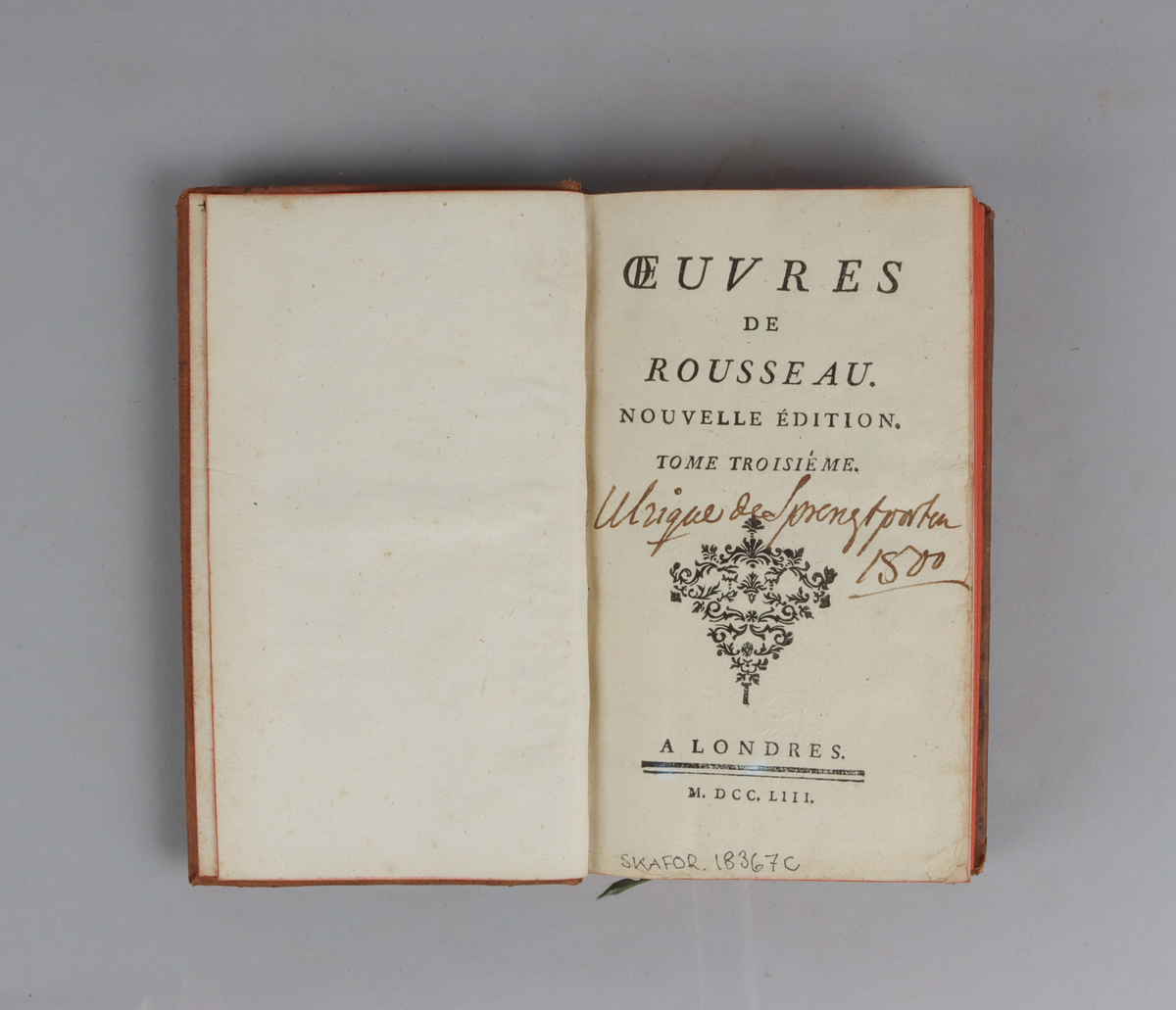 Bok bunden i helfranskt band, pärm i ljust mönstrat läder. Rygg med guldpräglingar och fem upphöjda bind, rött snitt samt dekorerad med stiliserade blommor och musslor. Titelsida "Oeuvres de Rousseau", nouvelle édition, del 3.