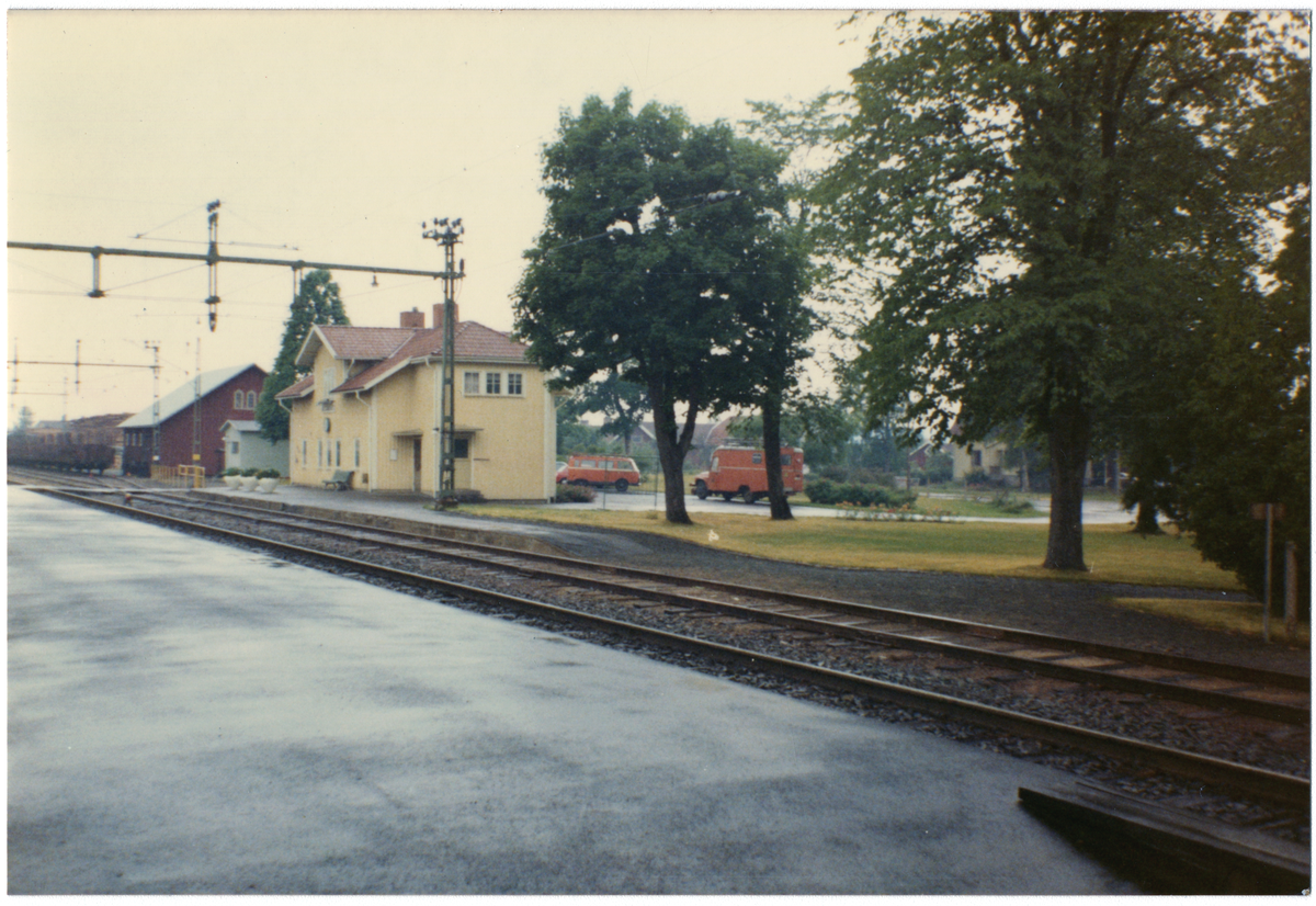 Stationen öppnad 1862 - stängd 1988, stationsbyggnad i trä i en och en halv våning.