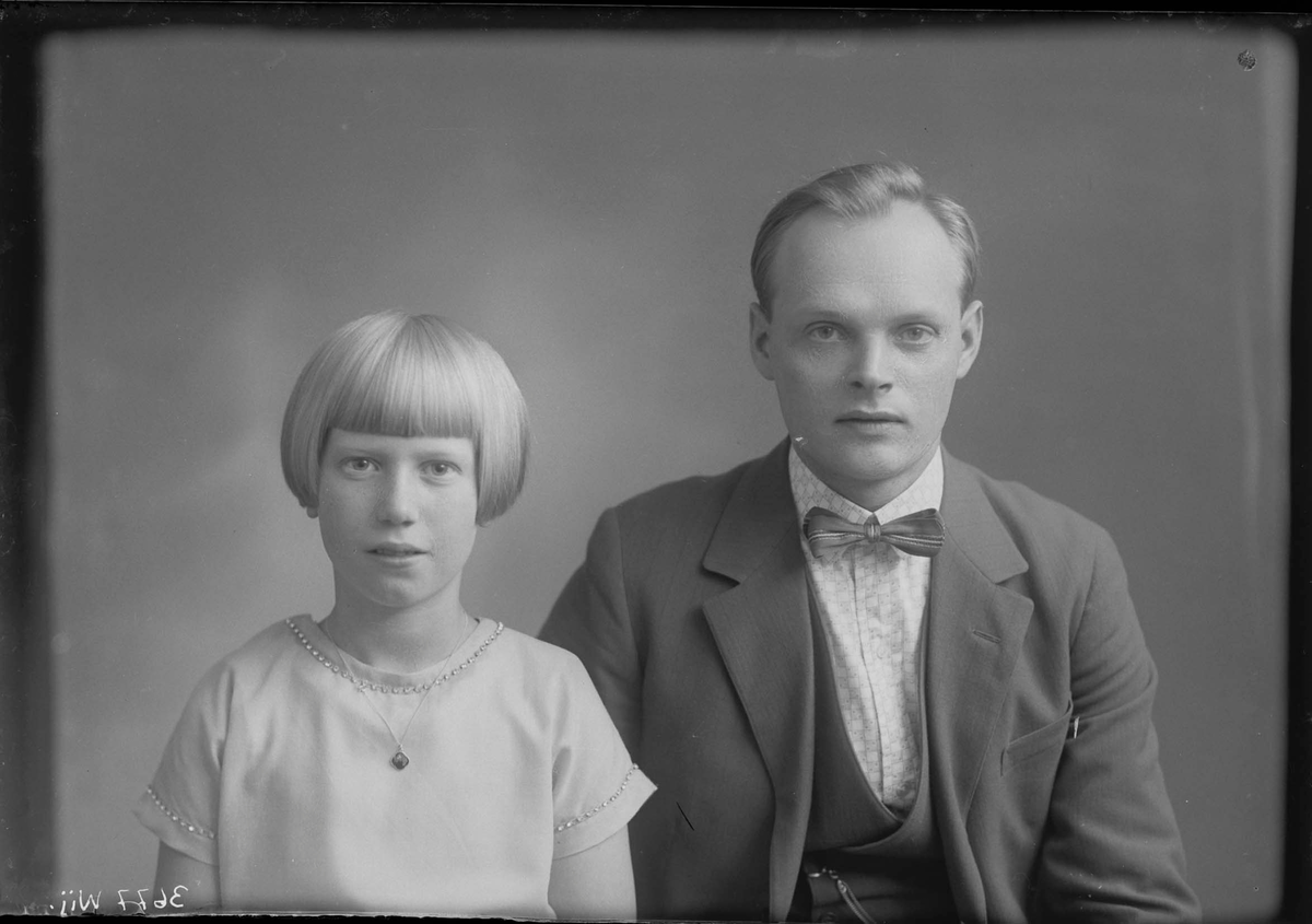 Fotografering beställd av Eklund. Föreställer isolationsarbetaren Ernfrid Teodor Eklund (1899-) med hans dotter Evy Märta Viola Eklund (1915-). De är bosatta på Nygård 1-3E. De utvandrade till Amerika den 18 november 1927.
