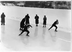 Skøyteløp på Skreia Idrettsplass 1947. Løperne er i ytre ban