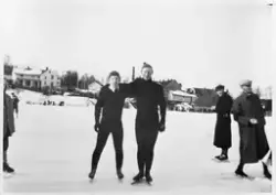 Skøyteløp på Skreia Idrettsplass 1947. Løperne er Birger Ner
