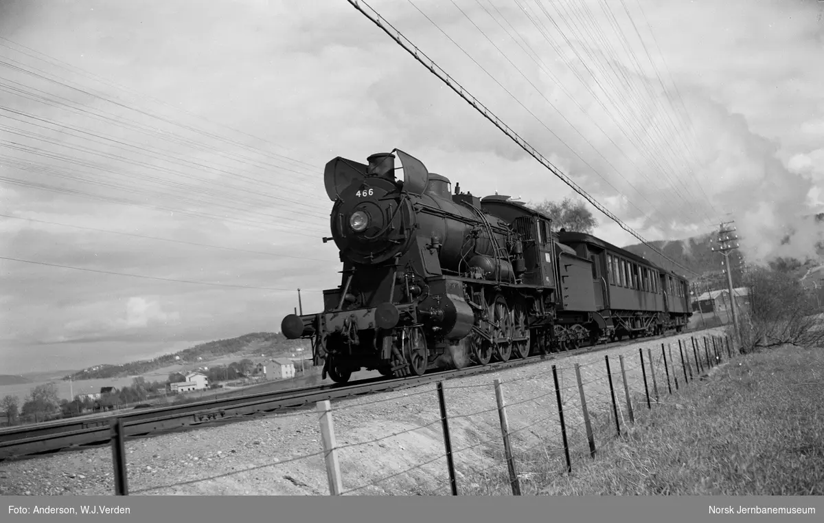 Damplokomotiv type 30c nr. 466 med persontog til Trondheim i nærheten av Ranheim stasjon