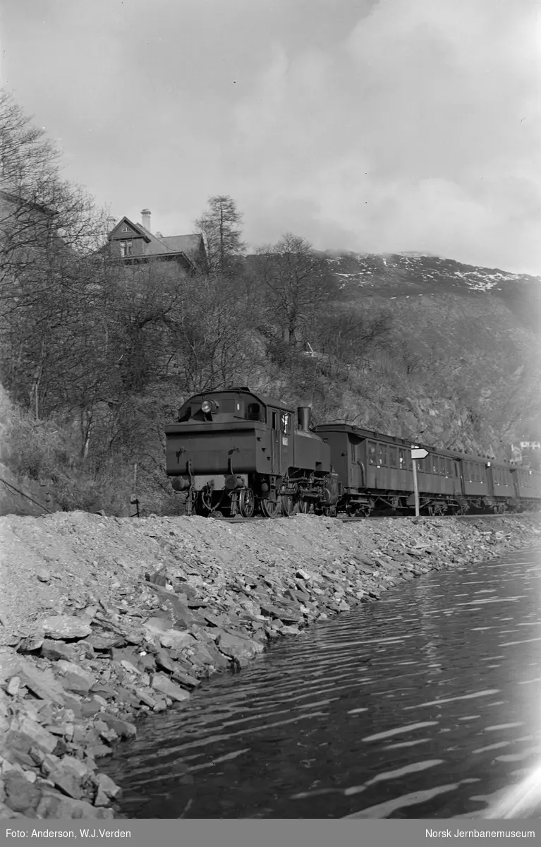 Damplokomotiv type 32a nr. 290 med lokaltog til Bergen ved Fløen mellom Kronstad og Bergen stasjoner