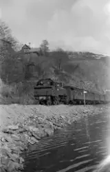 Damplokomotiv type 32a nr. 290 med lokaltog til Bergen ved F