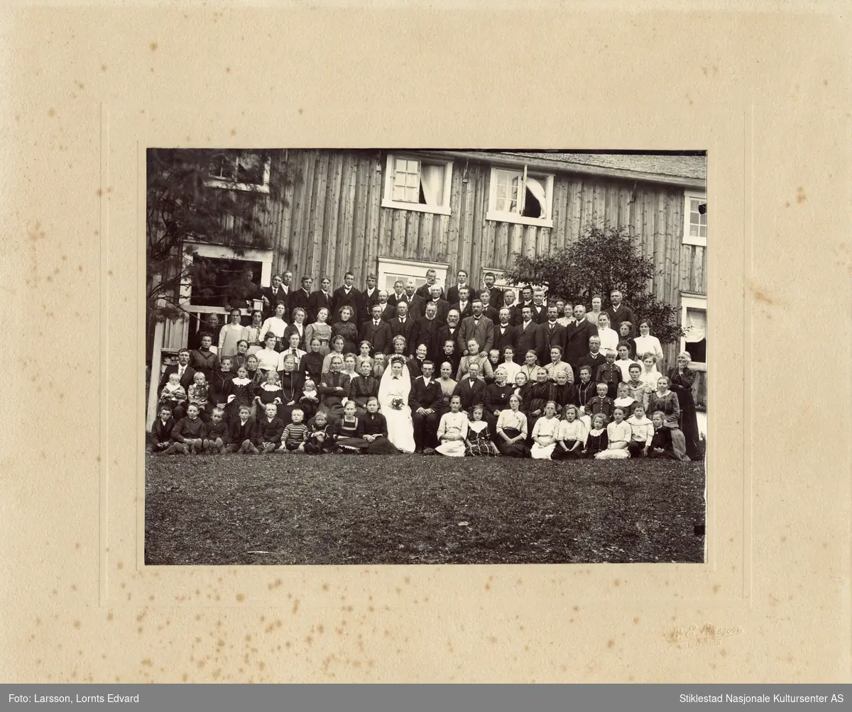 Innrammet bilde. Bryllupet til Bergitte Martinsdatter Halset og Johannes Stensli med gjester den 22.08.1913. Fra Oklan i Volhaugen, Verdal.