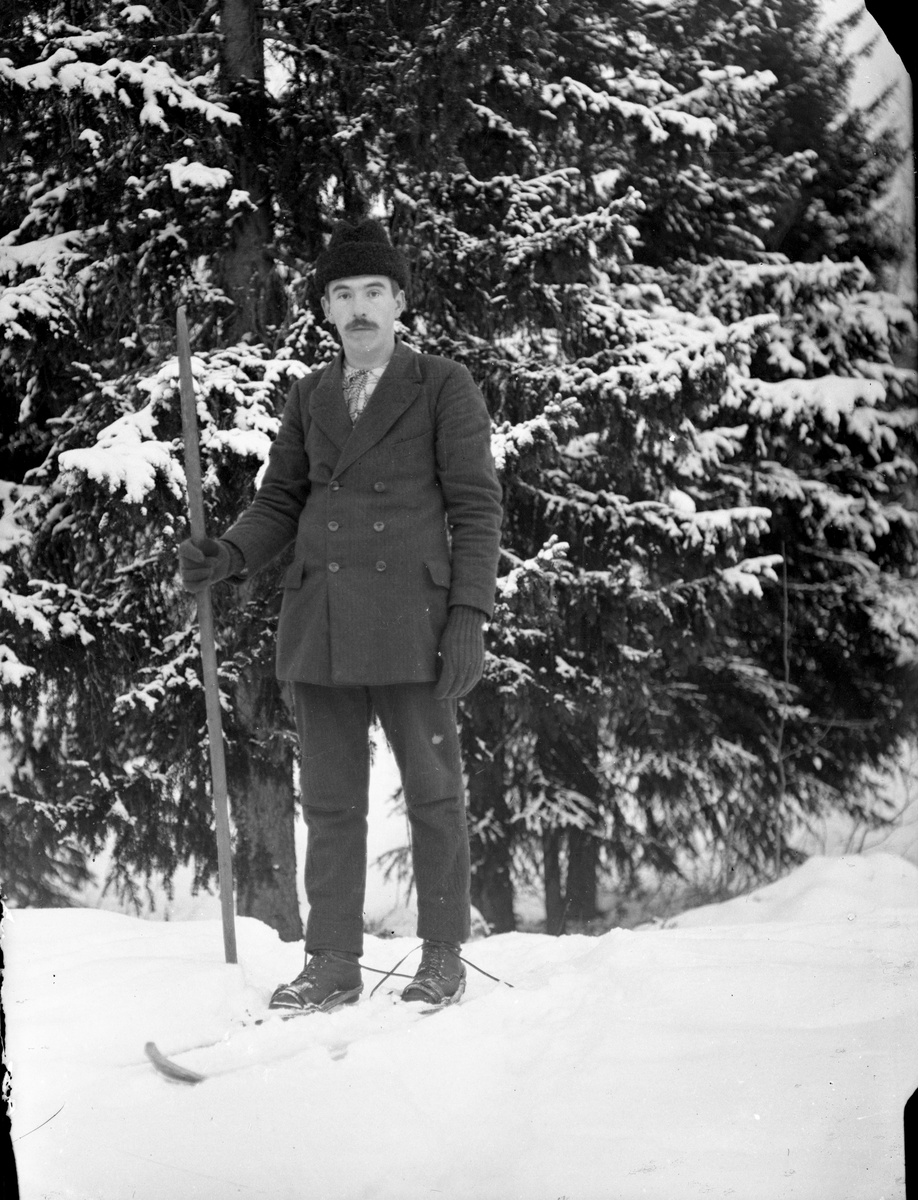 Portrett av mann på ski, Ole Romsdalen 

Fotosamling etter fotograf og skogsarbeider Ole Romsdalen (f. 23.02.1893).