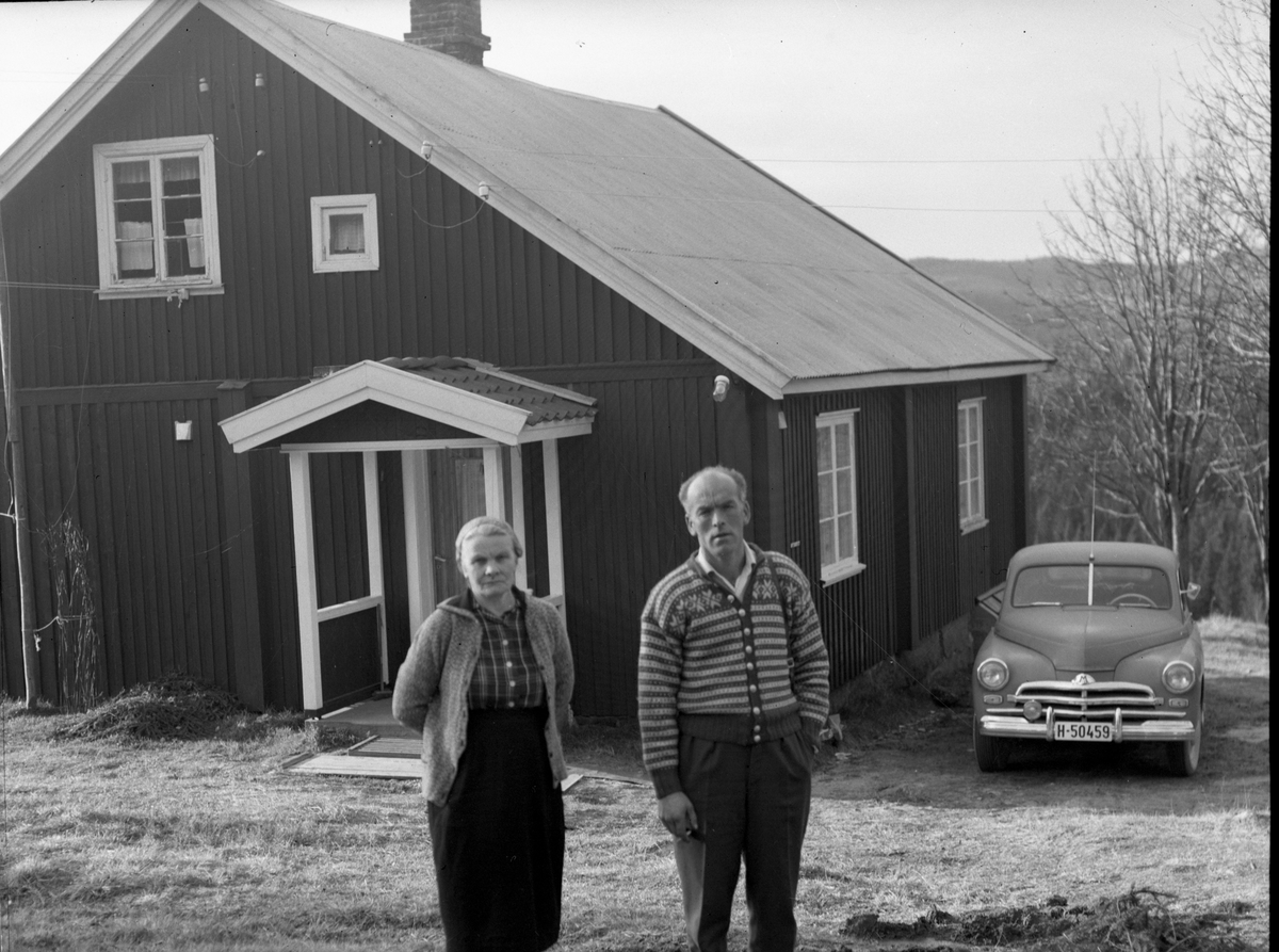 Portrett av par på Nordre Grorud en russisk Pobeda fra midten av 1950-tallet

Ekteparet Aasta og Ole Romsdalen?

Fotosamling etter fotograf og skogsarbeider Ole Romsdalen (f. 23.02.1893).
