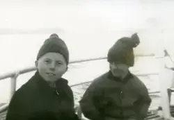 Steinar Amundsen (t.v.) og Per Nils Utsi på lokalbåten fra S