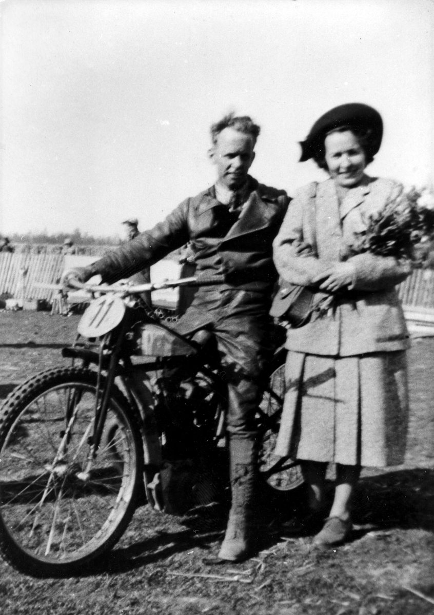 Sven Falkeby med hustru Margit och en blomsterkvast efter en klasseger 19/6 1949.