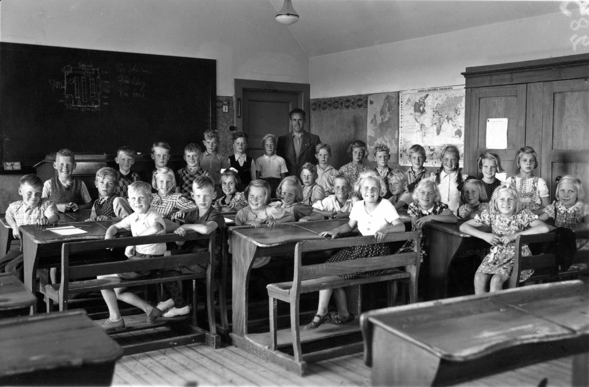 Skolklass  med bland andra eleverna Gullvi Anderberg, Majvi Jönsson, Berit Ahlström. Asmundtorp, lärare Hejdemann, 1942.