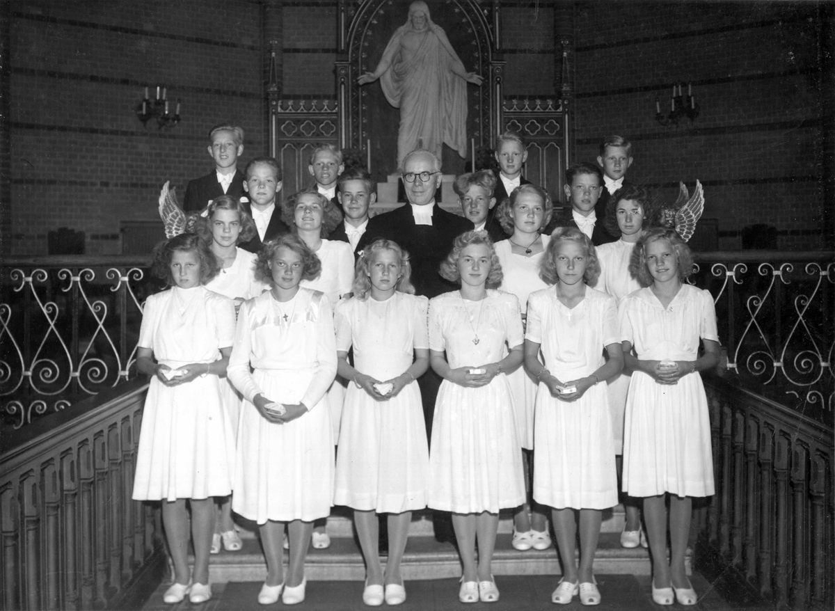Konfirmation i Asmundtorps kyrka 6 och 7 juli 1946.
Andra från vänster i främre raden Berit Ahlström.
Tredje från vänster i främre raden Gullvi Anderberg.