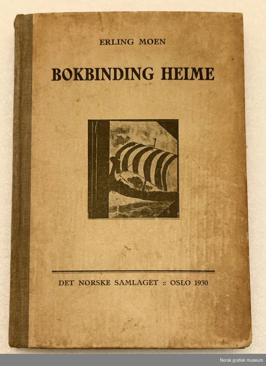 Bok med tittel: Bokbinding heime. Utgitt av Det norske samlaget 1930. Papp omslag som har surnet.