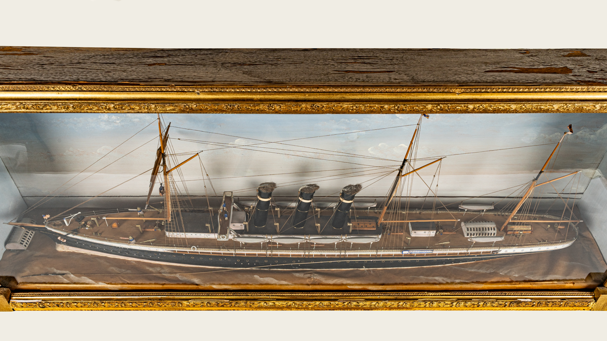 Modell av ångbåten/atlantångaren Paris placerad i trälåda med glasfront.
Måtten avser lådans mått.