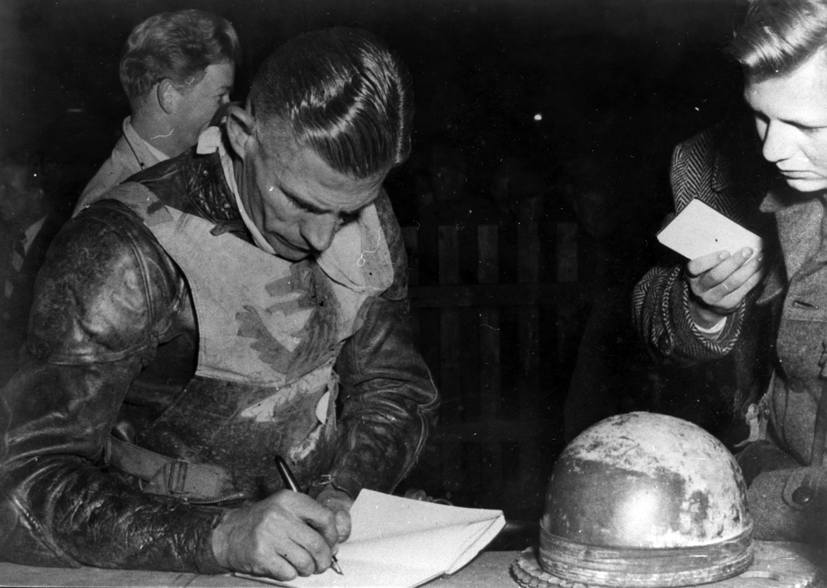 Falköpingsgrabben Lennart Eksell får här en autograf av Tommy Price från England. Bakom syns Bert Karlsson. 1951.