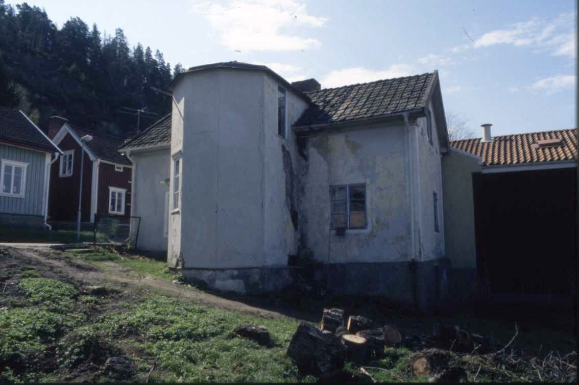 Ett gråputsad hus utmed Bergsgatan i Gränna.