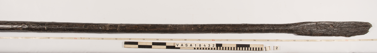 Åra, troligen tillhörande Vasas storbåt, Espingen.
Fasning mot handtag i ena änden. Fasning mot årblad i andra änden. Från mitten av årbladet, på båda sidor, löper en hyvlad ås längs med årans längd.
Årbladet är avbrutet.