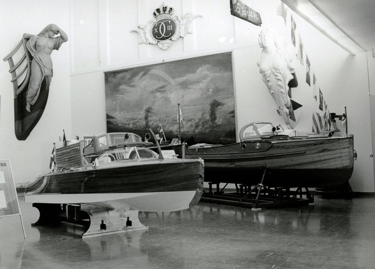 Utställningen Båtar och kuttersmycken. MARY-ANNE, kravellbyggd motorbåt i mahogny Cris Craft Special Race Boat, segelkanoten CARMEN samt en Petterssonbåt visas i minneshallen.